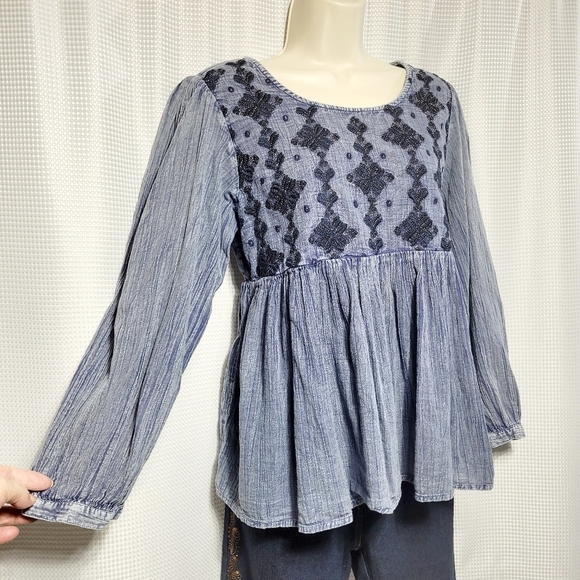 Rachel Zoe Cotton Embroidered Denim Gauze Textured Baby Doll Pop Over Blouse (M) - Picture 3 of 8